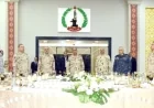 وزير الدفاع يتناول الإفطار مع مقاتلي الجيش الثاني الميداني لتعزيز الروح المعنوية