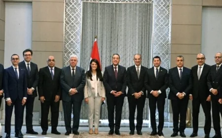 رئيس الوزراء يكرم الوزراء السابقين ويشدد على استكمال إنجازاتهم لخدمة المواطنين