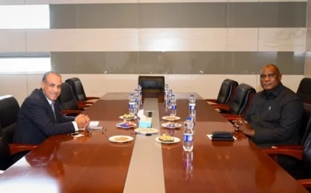 وزير الخارجية يعقد اجتماعاً مع نظيره الجامبي لتعزيز العلاقات الثنائية