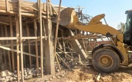 حملات تنمية محلية تعيد الأمل بإزالة 143 مبنى مخالف وإصدار 437 نموذج تصالح في المحافظات