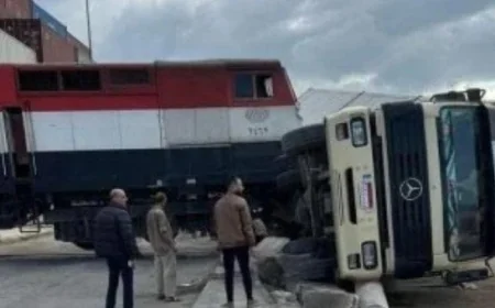 وفاة شخص وإصابة 3 في حادث تصادم سيارة نقل مع قطار تفاصيل جديدة من وزارة النقل