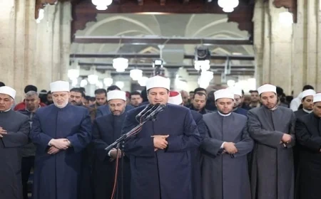 آلاف المصلين في الجامع الأزهر يحتفلون بالليلة الرابعة من رمضان بأداء صلاتي العشاء والتراويح