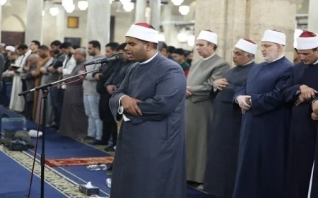 بتوجيهات الإمام الأكبر طالب بكلية القرآن الكريم يتولى إمامة صلاة التراويح في الجامع الأزهر