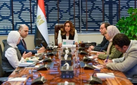 منال عوض تقدم مقترحات لتشديد العقوبات وتسريع البدائل للحد من الأكياس البلاستيكية أحادية الاستخدام