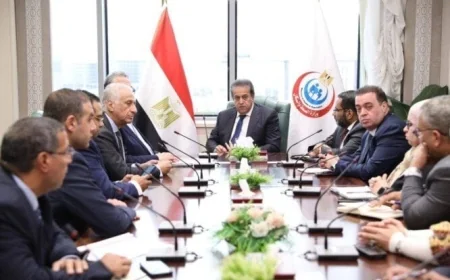 وزير الصحة يبرز مزايا الروبوت الجراحي المتطور وزيادة الأمان للمرضى من خلال استخدامه