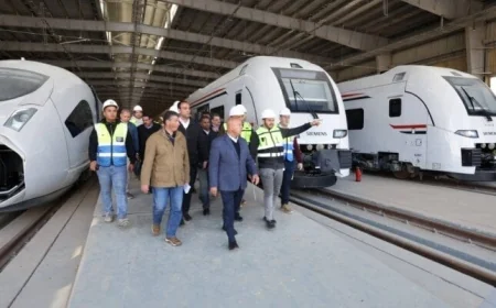 كامل الوزير يصف الخط الأول من شبكة القطار الكهربائي بقناة السويس الجديدة على القضبان