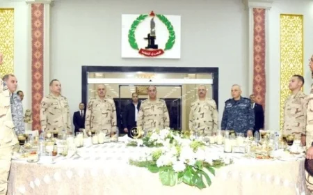 وزير الدفاع يتناول الإفطار مع مقاتلي الجيش الثاني الميداني لتعزيز الروح المعنوية