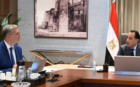 رئيس الوزراء يراقب احتياطيات المواد البترولية مع وزير البترول لضمان مستويات آمنة