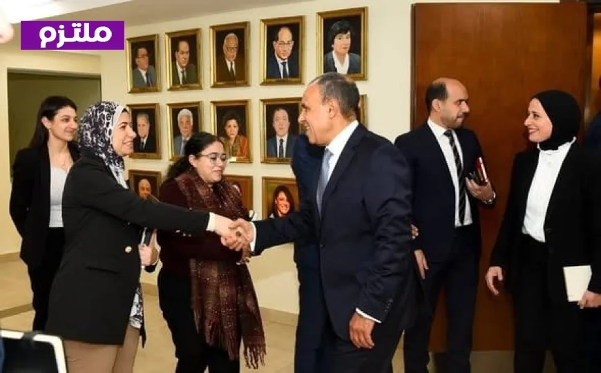 وزير الخارجية يقوم بجولة تفقدية في قطاع التعاون الدولي ويشدد على أهمية التكامل بين القضايا السياسية والاقتصادية