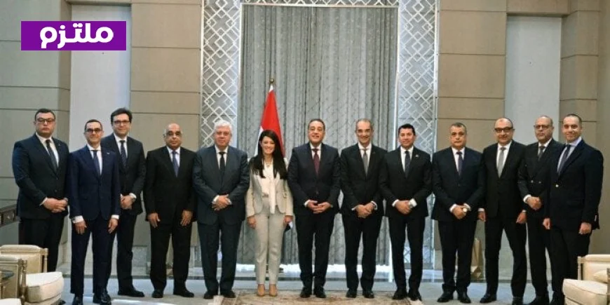 رئيس الوزراء يكرم الوزراء السابقين ويشدد على استكمال إنجازاتهم لخدمة المواطنين