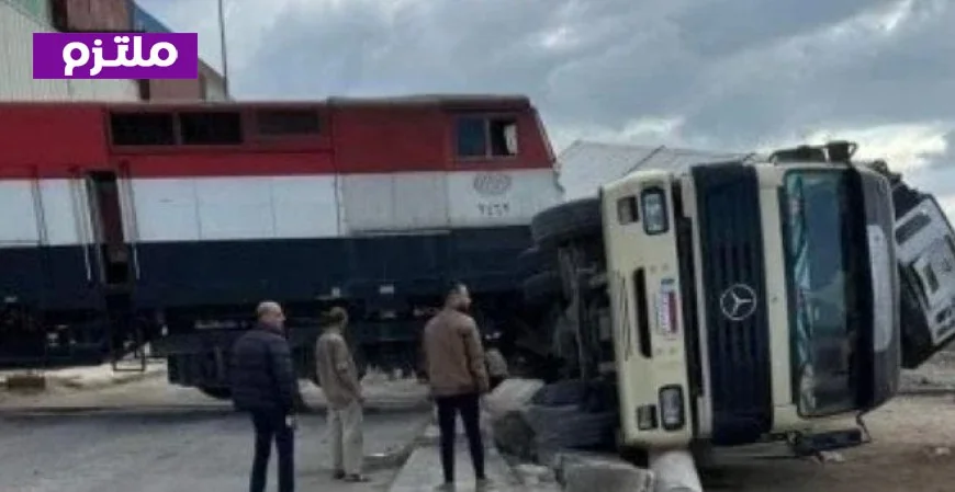 وفاة شخص وإصابة 3 في حادث تصادم سيارة نقل مع قطار تفاصيل جديدة من وزارة النقل