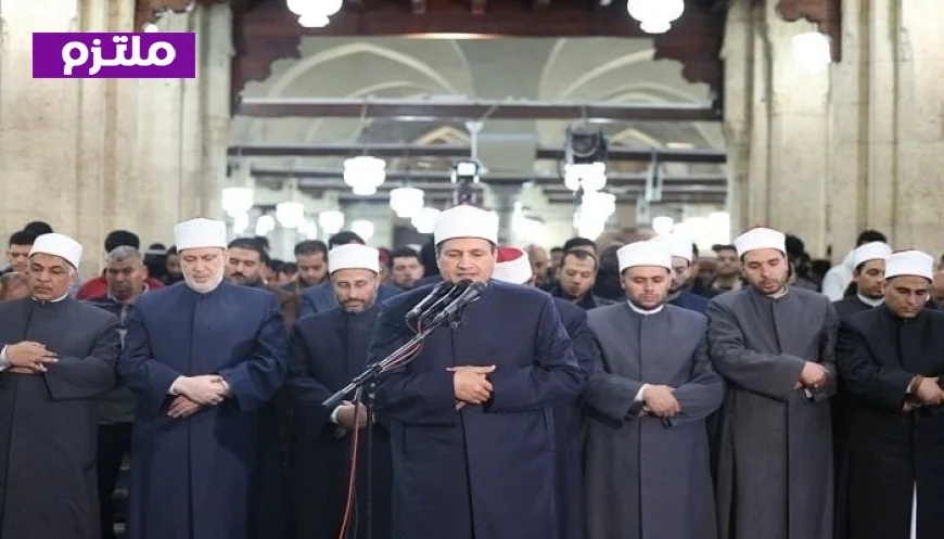 آلاف المصلين في الجامع الأزهر يحتفلون بالليلة الرابعة من رمضان بأداء صلاتي العشاء والتراويح
