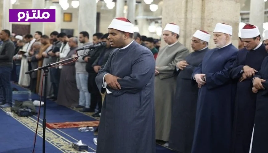 بتوجيهات الإمام الأكبر طالب بكلية القرآن الكريم يتولى إمامة صلاة التراويح في الجامع الأزهر