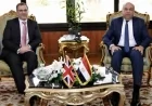 وزير الطيران يلتقي السفير البريطاني في القاهرة لتعزيز التعاون المشترك في النقل الجوي