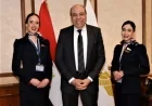 تكريم وزير الطيران المدني لمضيفتي مصر للطيران تقديرًا لجهودهما الإنسانية والمهنية