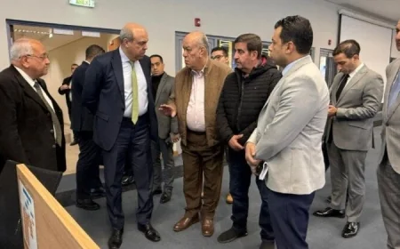 وزير الطيران ومدير مطار القاهرة يقومان بجولة تفقدية لمتابعة سير العمل في المطار