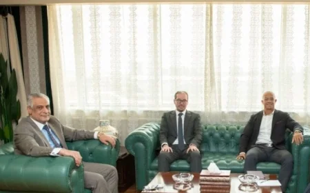 جمبلاط يؤكد أهمية جذب الاستثمارات وتعزيز التصنيع المحلي في المرحلة القادمة