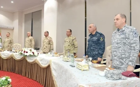 وزير الدفاع يزور المنطقة المركزية العسكرية ويشرف على جاهزيتها القتالية ويشارك الجنود الإفطار