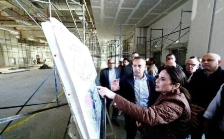 وزيرة الإسكان تستكشف مركز المؤتمرات والمعارض وأبراج وبحيرات الداون تاون في العلمين الجديدة