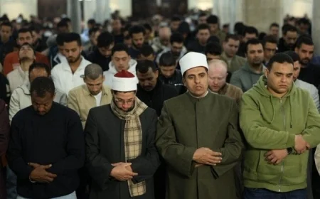 آلاف المصلين يشاركون في صلاتي العشاء والتراويح في الليلة الثانية عشرة من رمضان في الجامع الأزهر