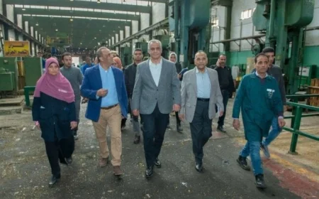 وزير الإنتاج الحربي يكافئ مهندسي وعمال 99 الحربي لإصلاح ماكينة حيوية متوقفة منذ عقود