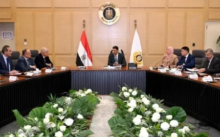 خالد هاشم يقوم بجولات تفقدية في المصانع لمواجهة التحديات في مختلف المناطق