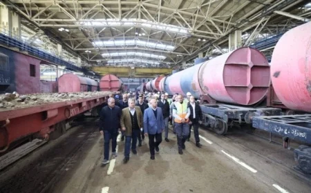 وزير النقل يقوم بجولة تفقدية في ورش عربات جبل الزيتون بمحافظة الإسكندرية