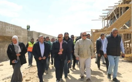 نائب وزيرة الإسكان يتفقد مشروعات الصرف الصحي في المنيا ضمن مبادرة حياة كريمة