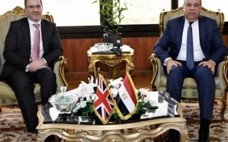 وزير الطيران يلتقي السفير البريطاني في القاهرة لتعزيز التعاون المشترك في النقل الجوي