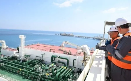 مدبولي يقوم بجولة تفقدية لمحطة تداول وتخزين البترول والغاز في ميناء سوميد