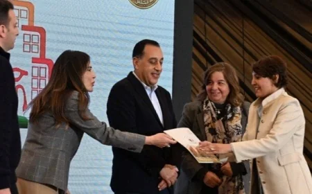 مدبولي يوزع عقود وحدات سكنية في مشروع سكن لكل المصريين لمحدودي ومتوسطي الدخل في حدائق العاصمة