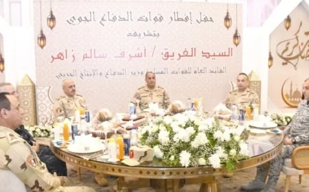 الفريق أشرف سالم زاهر يقضي لحظات مميزة مع مقاتلي قوات الدفاع الجوي خلال الإفطار