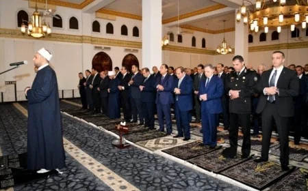 الرئيس السيسي يشارك طلبة كلية الشرطة في أداء صلاة العشاء والتراويح