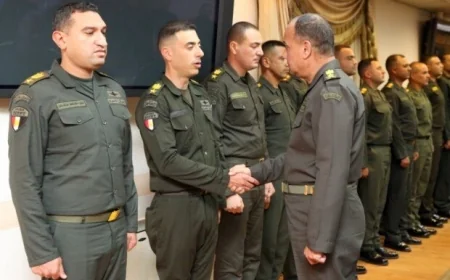 وزير الدفاع يجتمع مع قادة الوحدات العسكرية في الجيشين الثاني والثالث لتعزيز الاستعداد القتالي