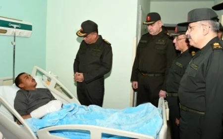 وزير الدفاع يتفقد جرحى القوات المسلحة في مجمع الجلاء الطبي