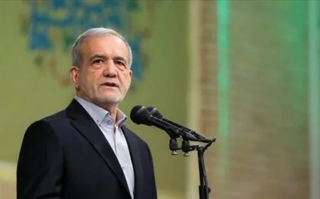 رئيس إيران يؤكد التزام بلاده بتعزيز العلاقات الأخوية والجوار مع الدول العربية