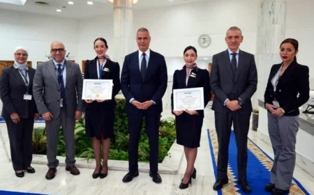 مصر للطيران تكرم مضيفتين جويتين بمناسبة موقفهما الإنساني الرائع