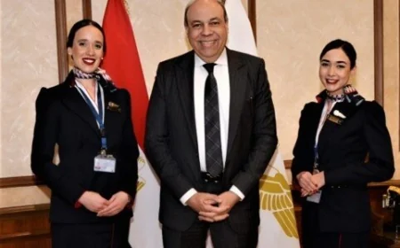 تكريم وزير الطيران المدني لمضيفتي مصر للطيران تقديرًا لجهودهما الإنسانية والمهنية