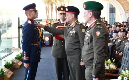 وزير الدفاع يتواجد في حفل تخرج طلبة الأكاديمية العسكرية بعد انتهاء فترة الإعداد العسكري