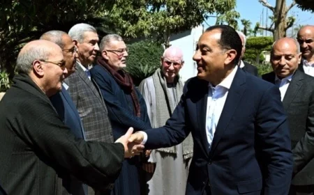 رئيس الوزراء يقوم بجولة تفقدية ميدانية في سوق العبور ويستعرض آخر التطورات بالصور