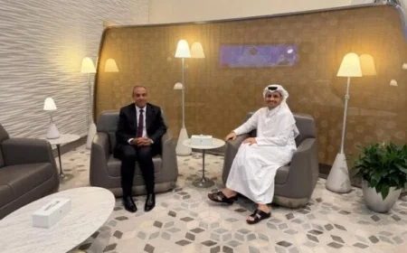 وزير الخارجية يناقش جهود الوساطة مع رئيس الوزراء القطري في الدوحة لخفض التصعيد