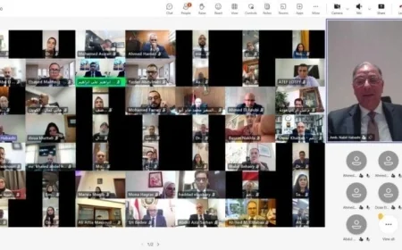 نائب وزير الخارجية يعقد لقاءً مع أبناء الجالية المصرية في الكويت لتعزيز العلاقات الثقافية والاجتماعية