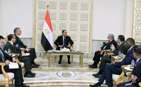 رئيس الوزراء يجتمع برئيس شركة شيفرون العالمية لتعزيز التعاون في مجالات الاستكشاف والإنتاج