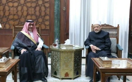 شيخ الأزهر يلتقي السفير السعودي في القاهرة لتعزيز التعاون بين البلدين