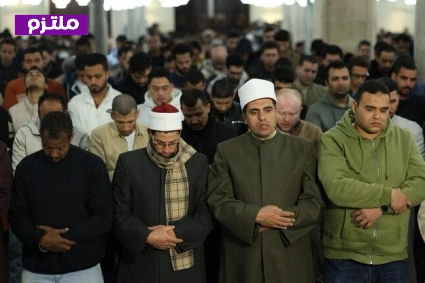 آلاف المصلين يشاركون في صلاتي العشاء والتراويح في الليلة الثانية عشرة من رمضان في الجامع الأزهر