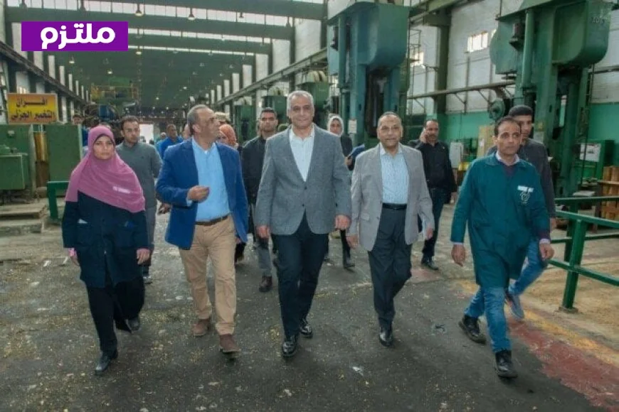 وزير الإنتاج الحربي يكافئ مهندسي وعمال 99 الحربي لإصلاح ماكينة حيوية متوقفة منذ عقود