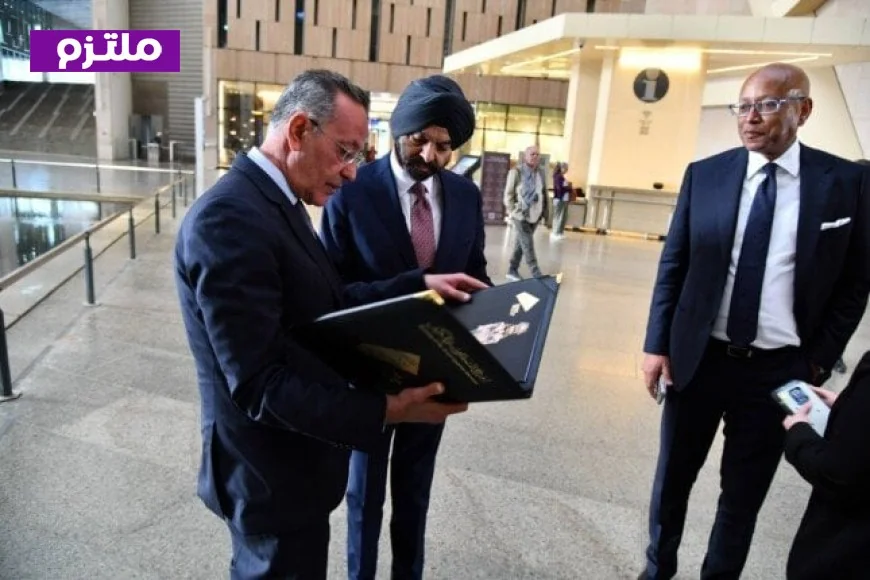 رئيس مجموعة البنك الدولي وزوجته يستكشفان روائع المتحف المصري الكبير