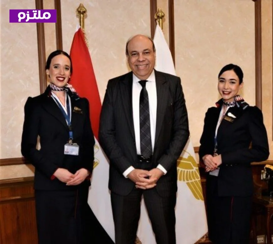 تكريم وزير الطيران المدني لمضيفتي مصر للطيران تقديرًا لجهودهما الإنسانية والمهنية