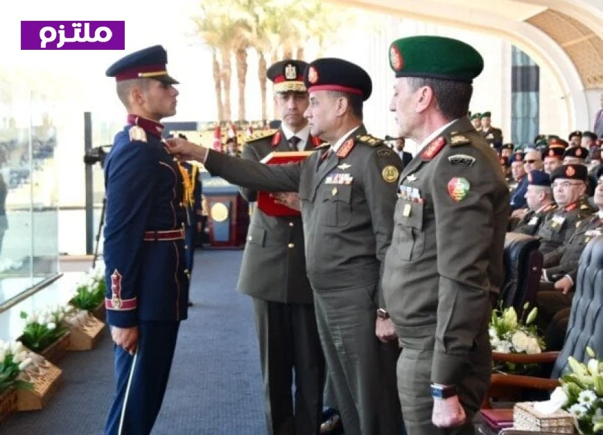 وزير الدفاع يتواجد في حفل تخرج طلبة الأكاديمية العسكرية بعد انتهاء فترة الإعداد العسكري