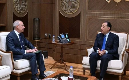 اجتماع رئيس الوزراء مع السفير علاء يوسف يكشف الحقائق ويضيء الرأي العام حول هيئة الاستعلامات